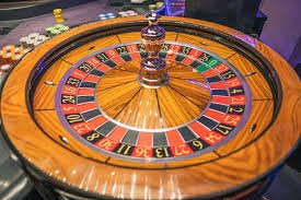 Antarmuka aplikasi kring 4d menampilkan studio kasino langsung dengan dealer profesional dan meja blackjack real-time