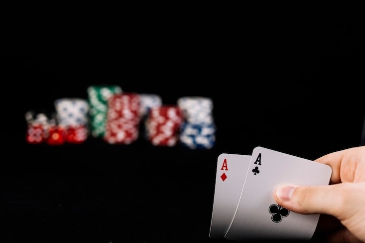 Tampilan aplikasi kring 4d di layar smartphone Android menunjukkan meja blackjack langsung dengan dealer profesional